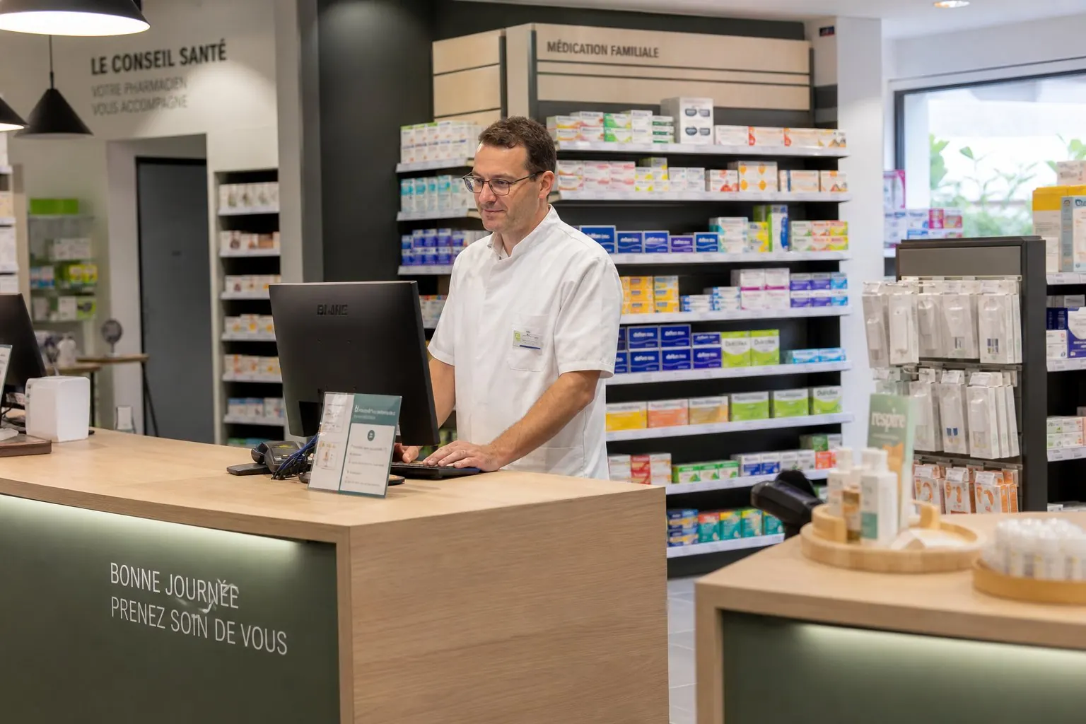 Pharmacien consultant des produits dans une pharmacie