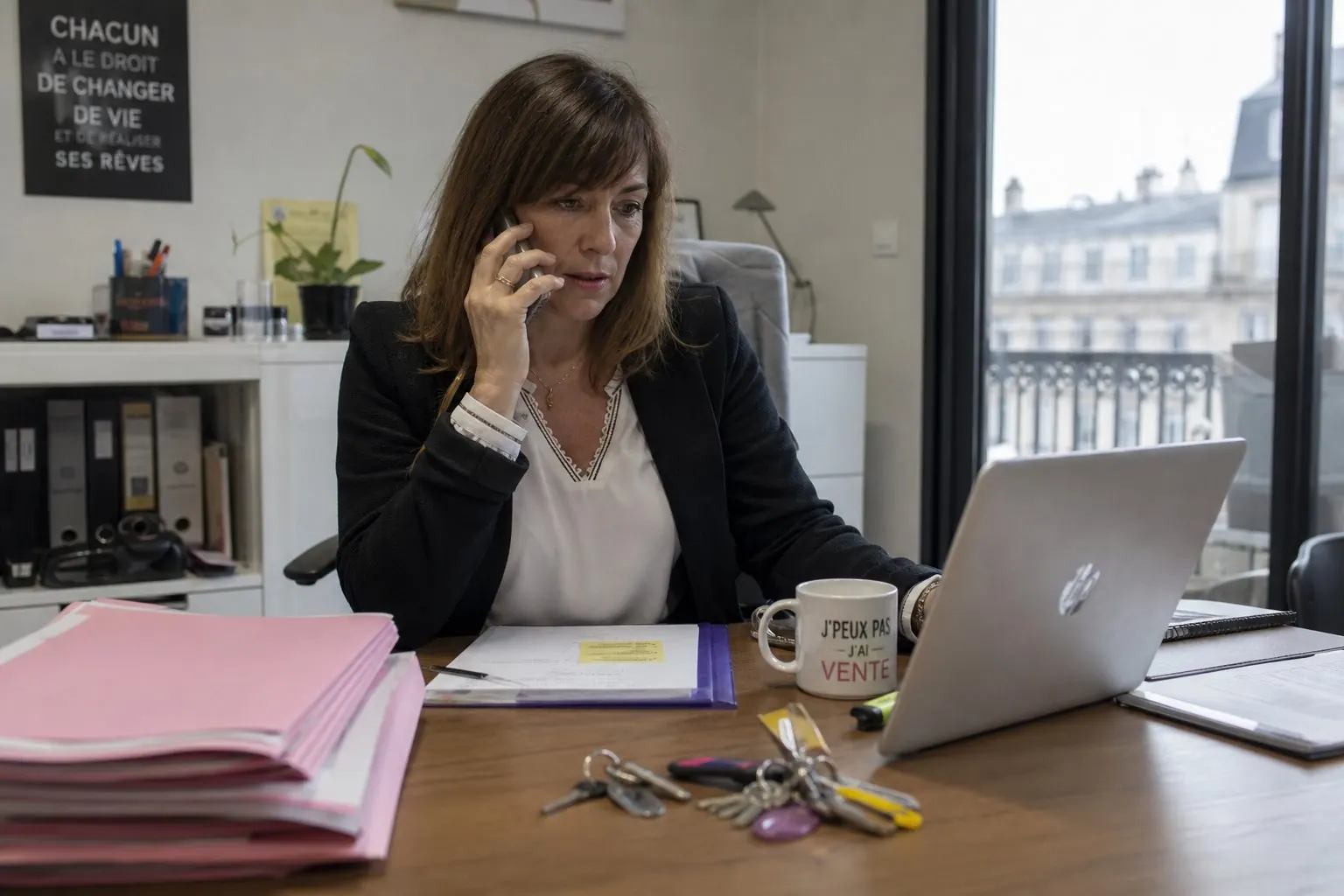 Professionnel accueillant un client dans ses locaux